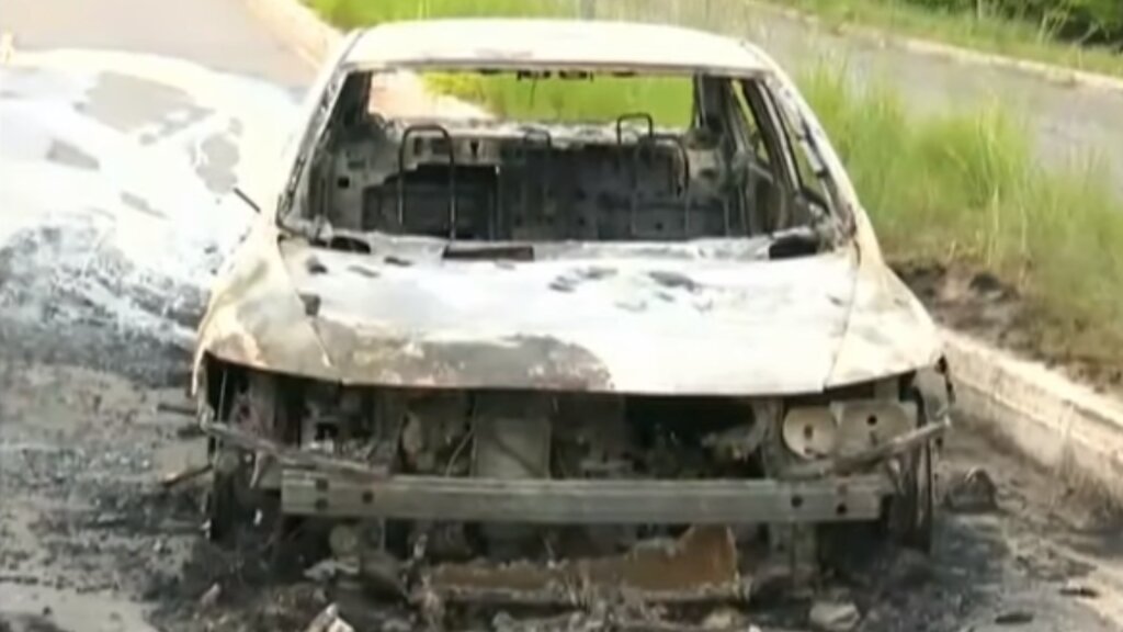 Carro pega fogo após curto circuito na Perimetral Sul, em João Pessoa